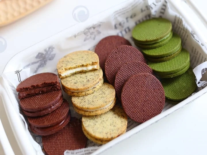 Sandwich cookies in many flavors are popular.